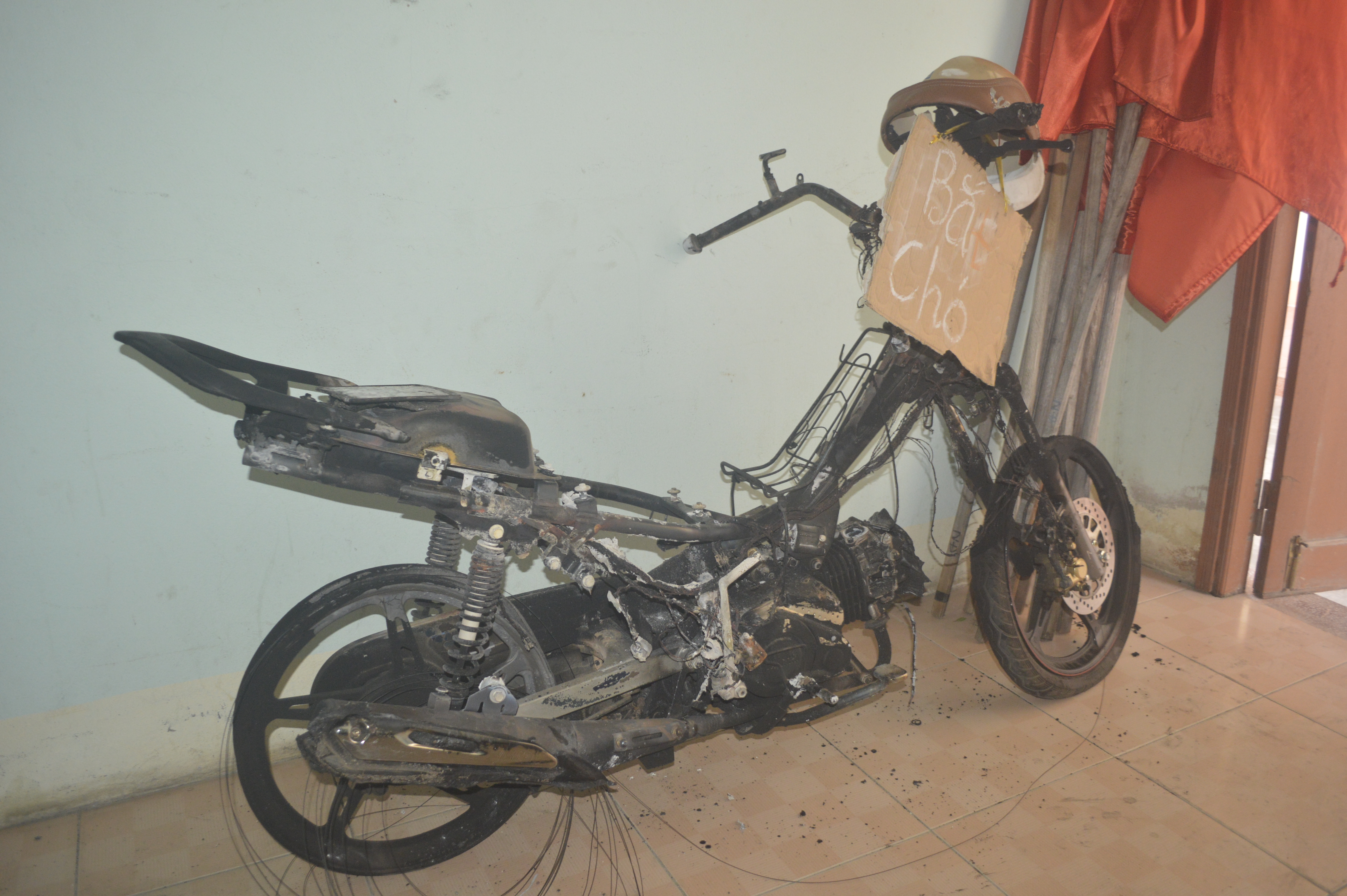 Trộm chó, bị người dân đốt xe, đánh nhập viện