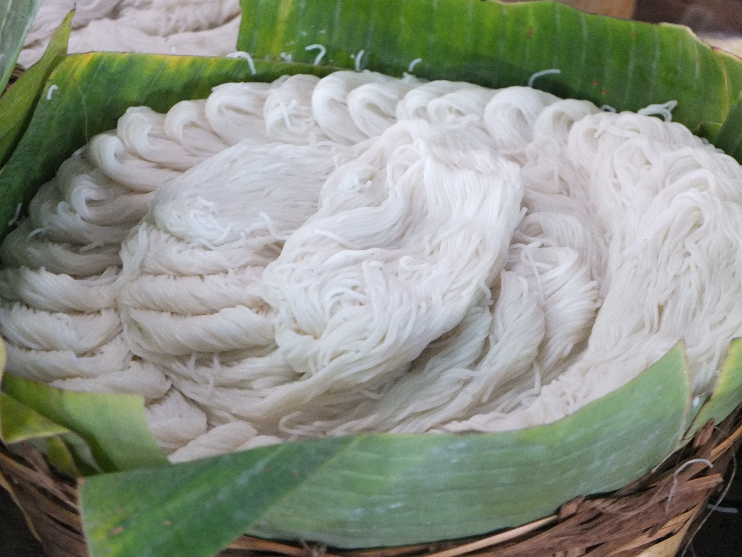 Người L&agrave;o kh&ocirc;ng chất b&uacute;n ngồn ngộn m&agrave; xếp th&agrave;nh từng b&uacute;i nhỏ trong mẹt, tr&ocirc;ng rất duy&ecirc;n