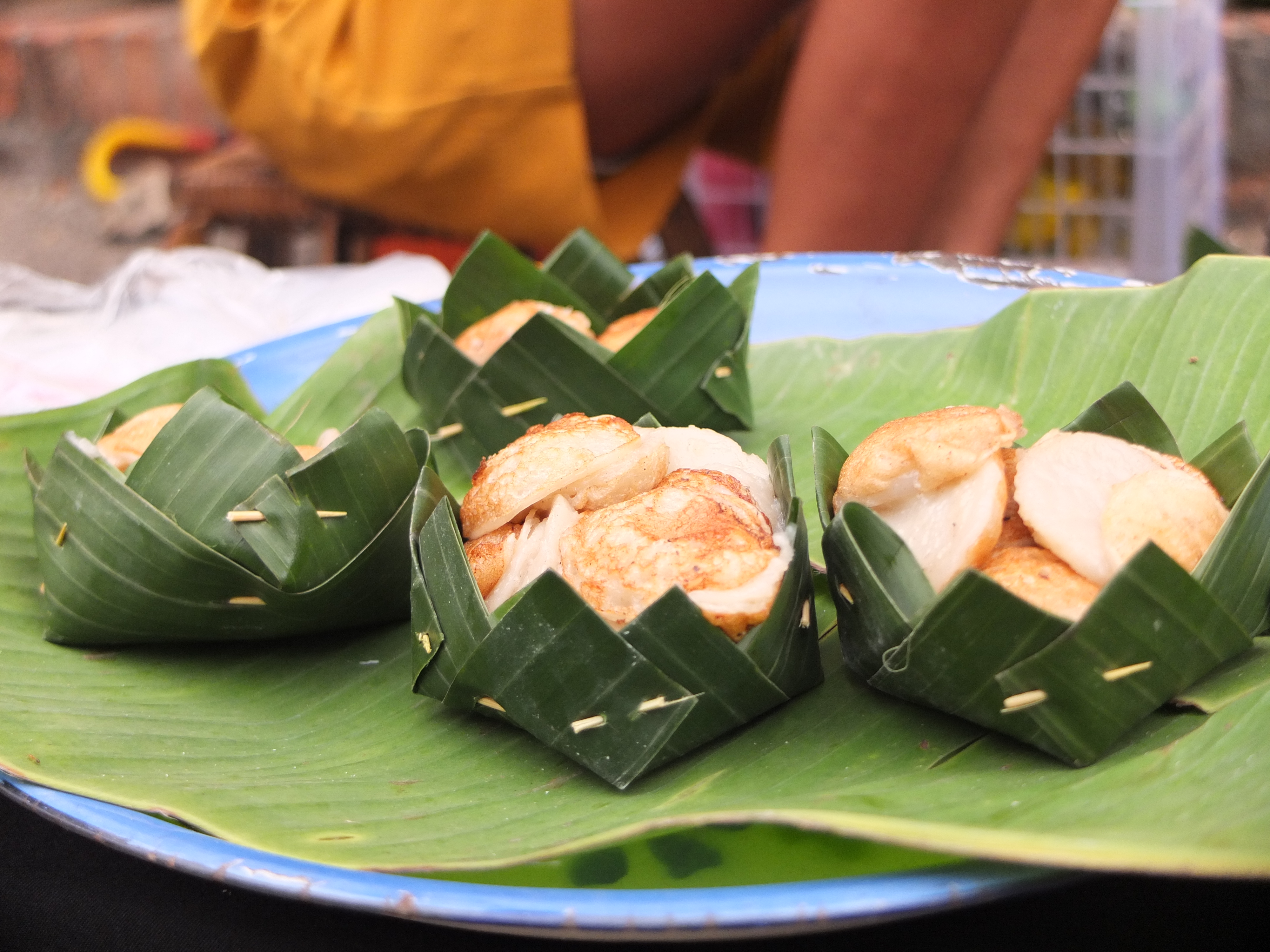 B&aacute;nh khọt ngọt, b&eacute;o, mỗi g&oacute;i 5 kip, tức khoảng 12.000 đồng