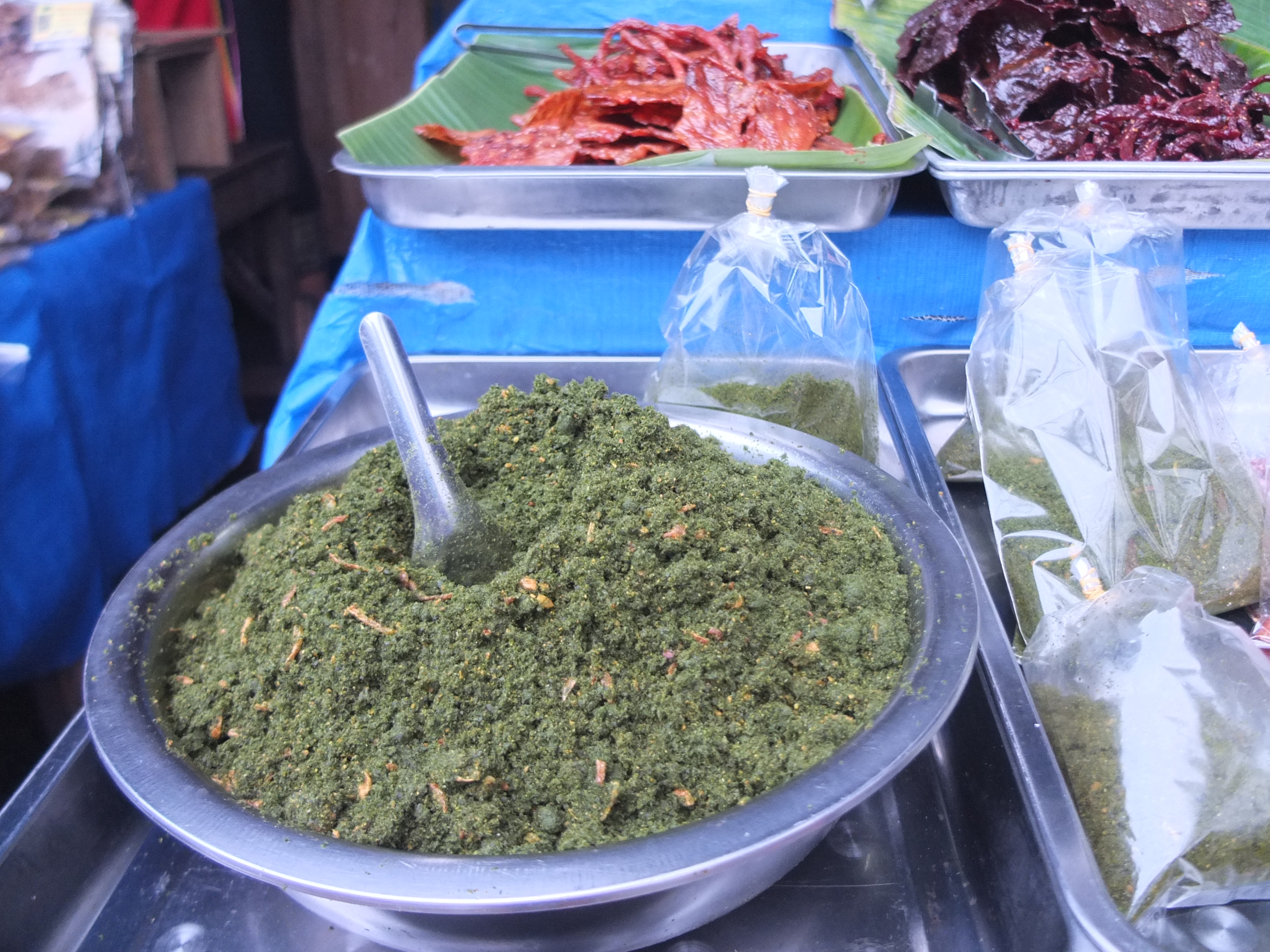 Một m&oacute;n qu&agrave; vặt l&agrave;m từ rong suối, c&oacute; h&agrave;nh phi rất thơm
