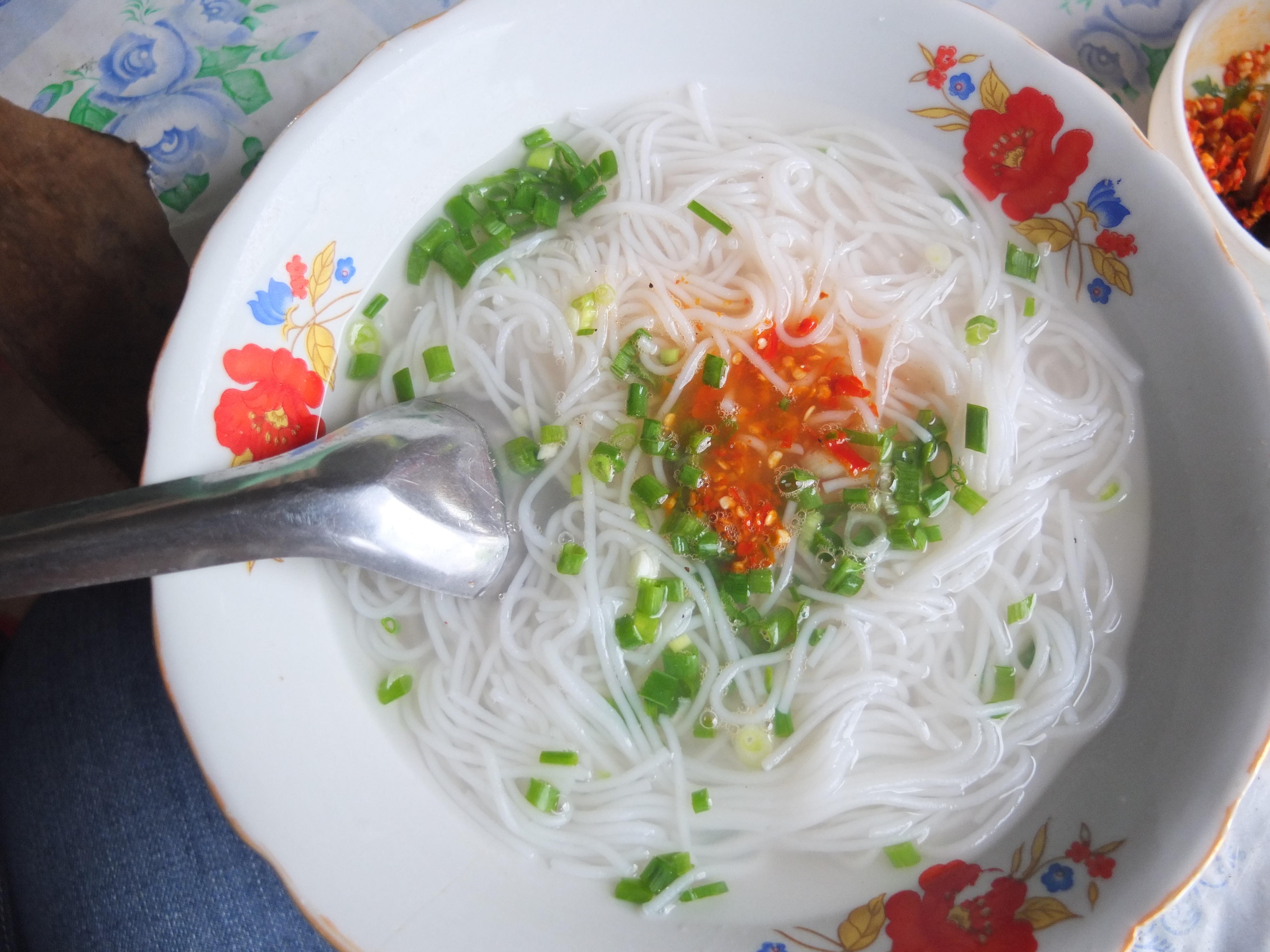 Nh&igrave;n t&ocirc; b&uacute;n nước rất ch&aacute;n nhưng ăn v&agrave;o mới thấy vị đậm đ&agrave; m&agrave; thanh tao