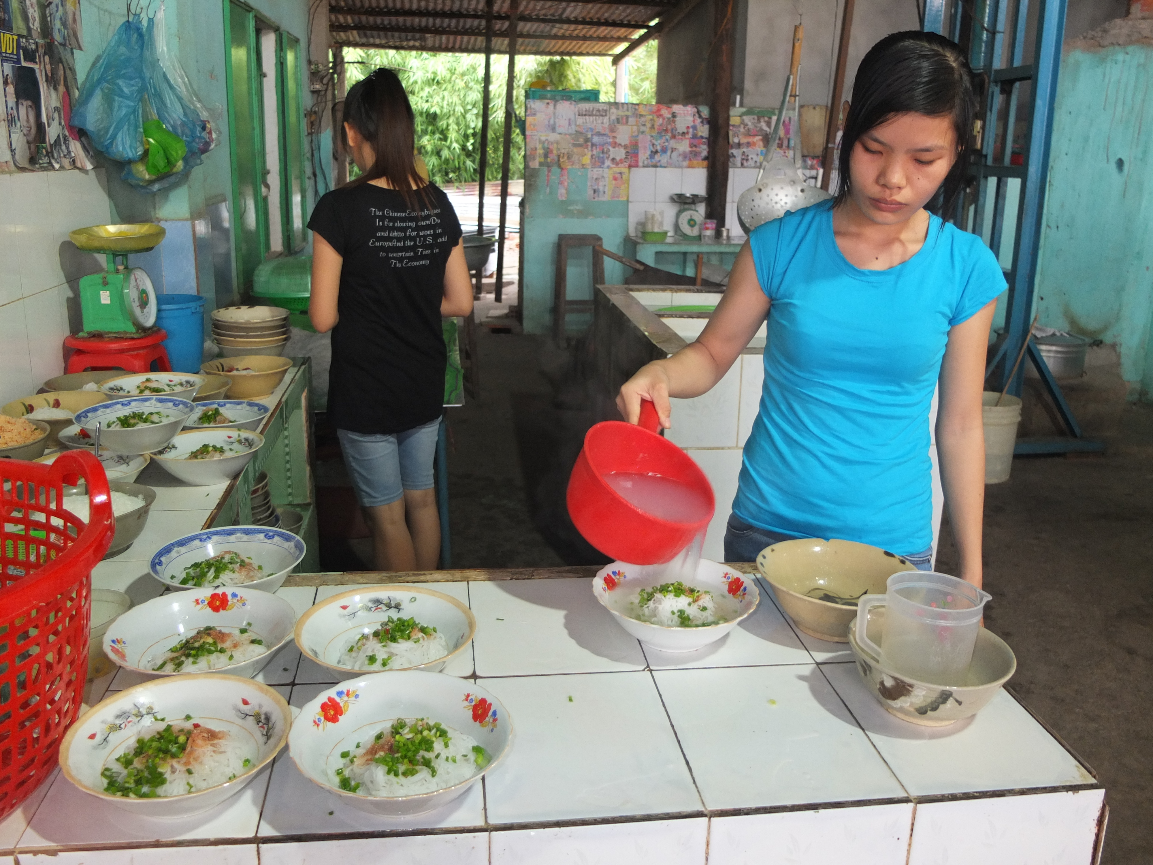 Chế biến đơn giản nên giá tô bún cũng hết sức bình dân, chỉ 3.000 đồng.
