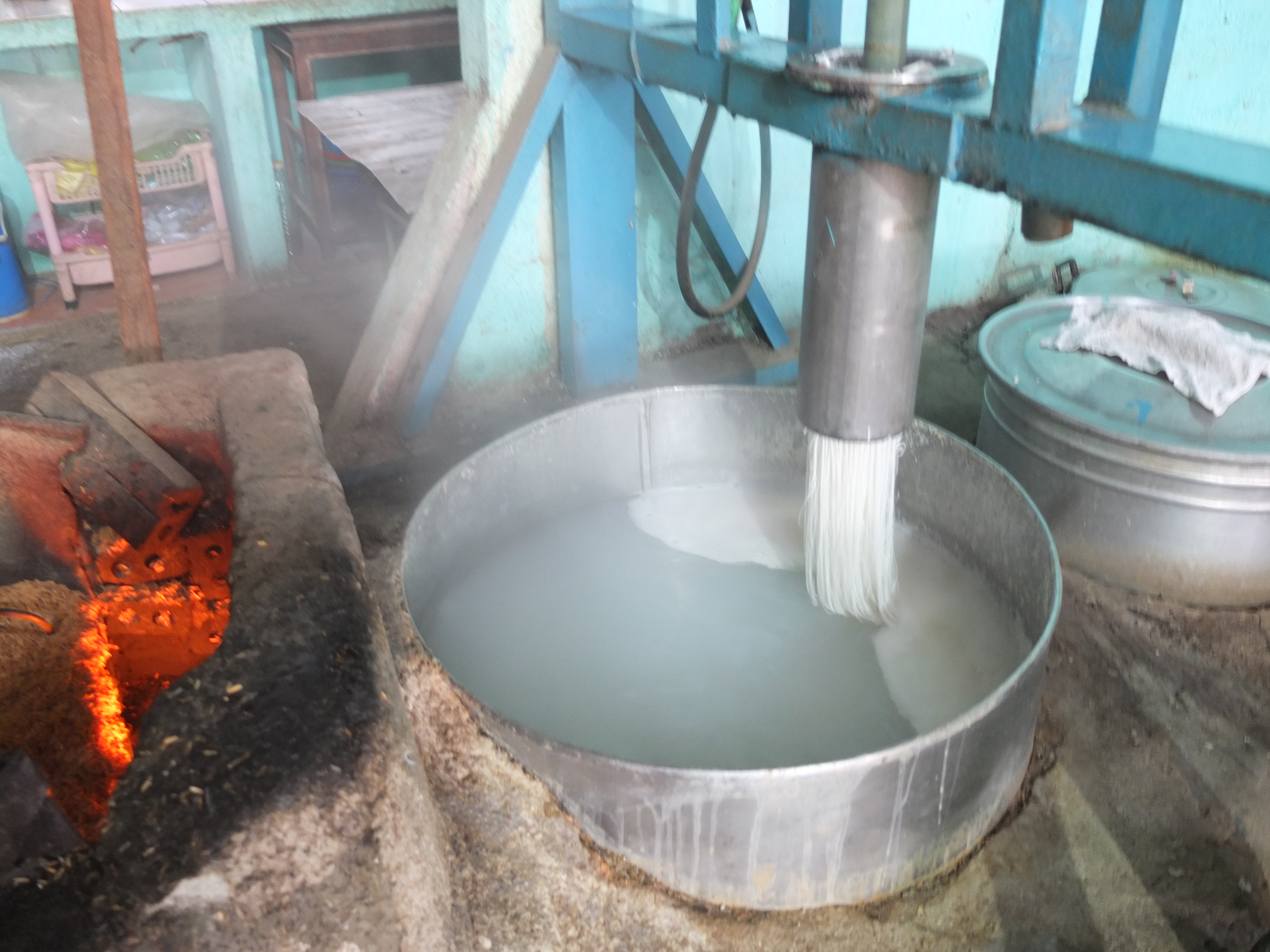 Nồi nước luộc bún và cũng là nước dùng