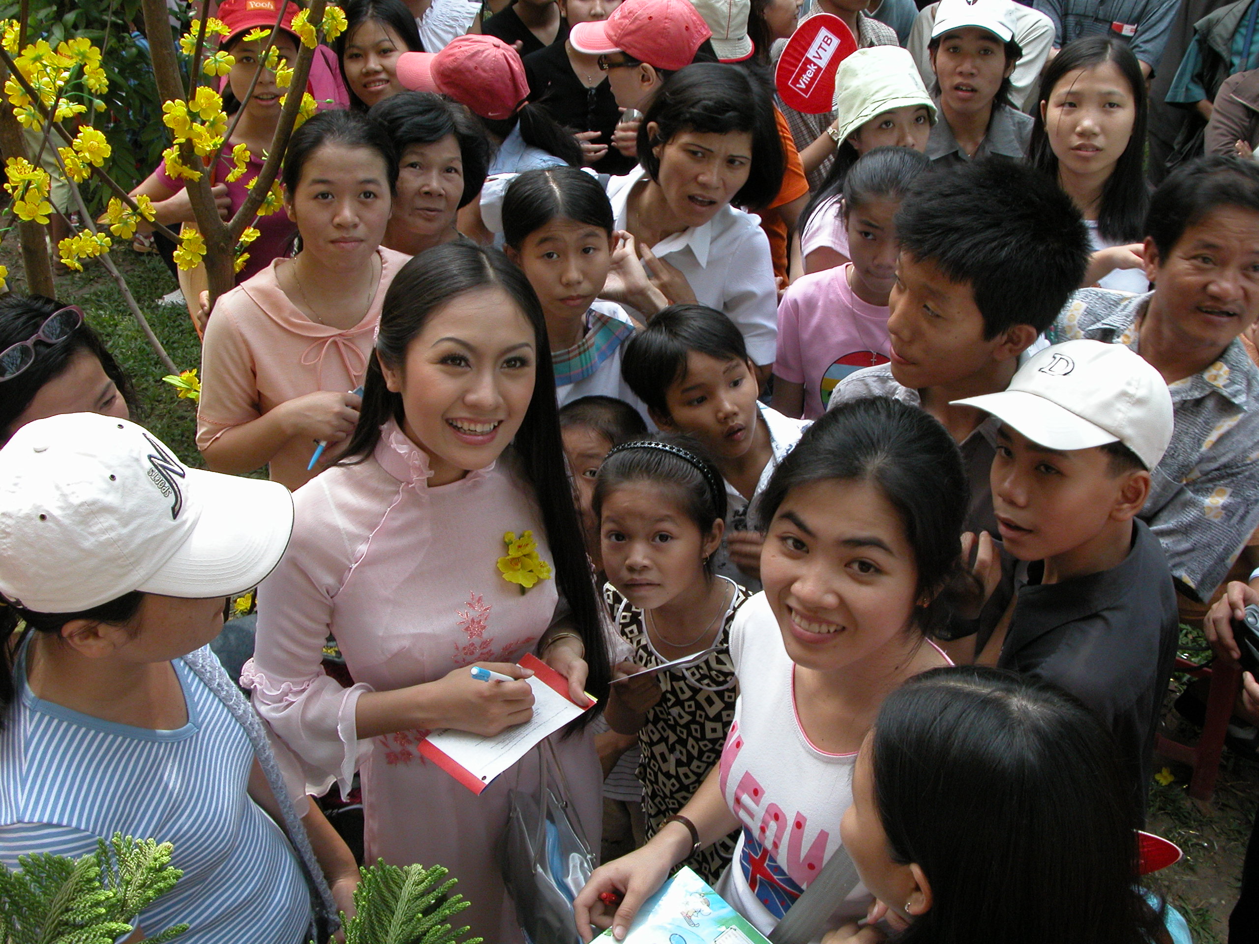 Thanh Th&uacute;y đẹp lung linh trong v&ograve;ng v&acirc;y kh&aacute;n giả