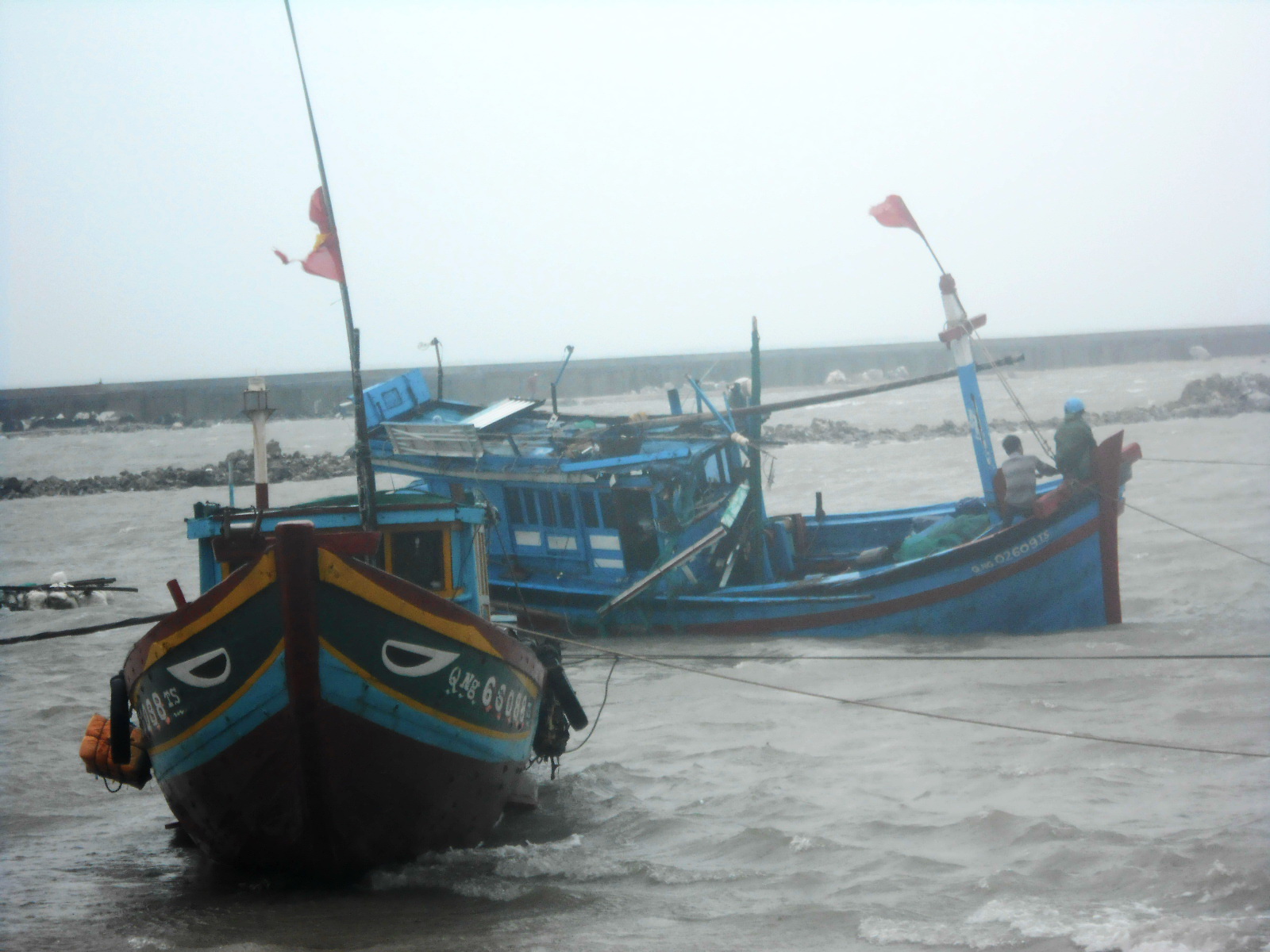 Thời tiết diễn biến phức tạp khiến nhiều t&agrave;u c&aacute; của ngư d&acirc;n Quảng Ng&atilde;i gặp nạn