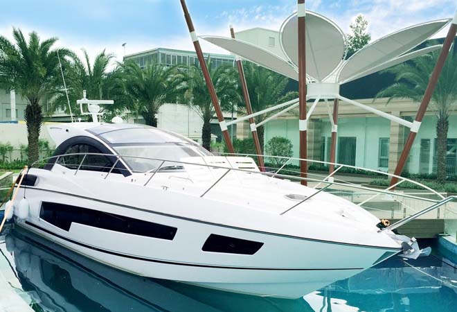 Chiếc si&ecirc;u du thuyền được trưng b&agrave;y tại khu vực căn hộ mẫu Vinhomes Central Park số 208 Nguyễn Hữu Cảnh, TP HCM.