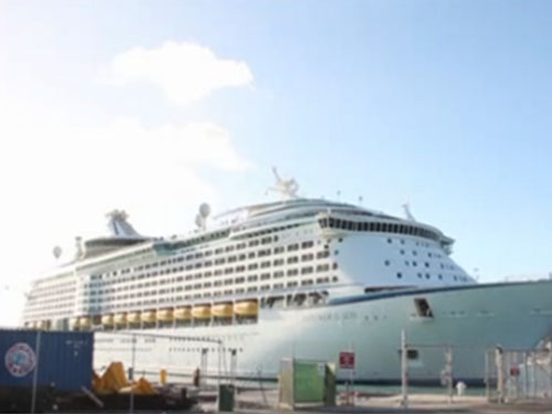Hơn 300 người đổ bệnh trên siêu du thuyền Royal Caribbean