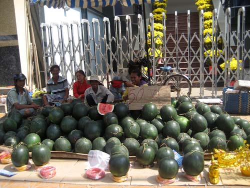 Dưa hấu rớt gi&aacute; th&ecirc; thảm chỉ c&ograve;n 50.000đcặp nhưng vẫn kh&ocirc;ng c&ograve;n kh&aacute;ch