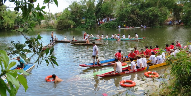 Đua thuyền, một thanh niên rơi xuống sông tử vong
