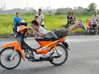 Đua xe tranh tài cao thấp, 2 "quái xế" nằm viện 3 tháng