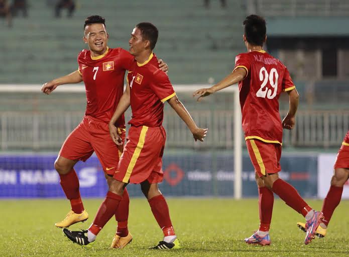 Anh Đức (giữa) ăn mừng bàn thắng cùng Hoàng Thịnh (7)