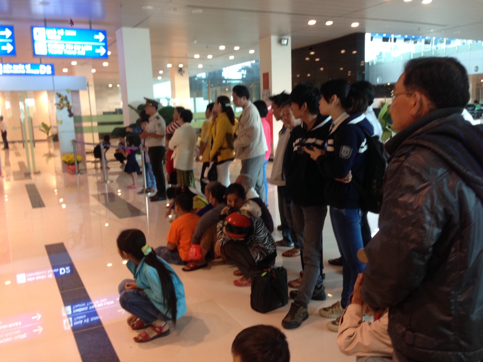 Nhiều người thân đứng chờ từ ga đến