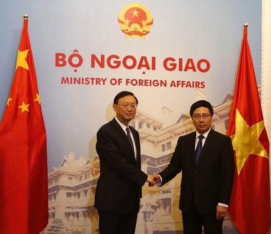 Ph&oacute; Thủ tướng, Bộ trưởng Ngoại giao Phạm B&igrave;nh Minh (phải) bắt tay Ủy vi&ecirc;n Quốc vụ viện Trung Quốc Dương Khiết Tr&igrave; trong cuộc gặp tại nh&agrave; kh&aacute;ch ch&iacute;nh phủ ng&agrave;y 18-6