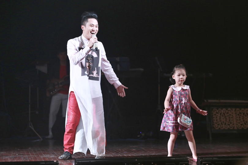 Khi T&ugrave;ng Dương h&aacute;t Nơi đảo xa của nhạc sĩ Thế Song theo y&ecirc;u cầu kh&aacute;n giả th&igrave; anh thấy ch&aacute;u g&aacute;i của nhạc sĩ đang m&uacute;a. T&ugrave;ng Dương đ&atilde; xuống bế c&ocirc; b&eacute; l&ecirc;n s&acirc;n khấu biểu diễn c&ugrave;ng anh ca kh&uacute;c n&agrave;y. Điệu m&ugrave;a duy&ecirc;n d&aacute;ng của c&ocirc; b&eacute; đ&atilde; được nhiều kh&aacute;n giả th&iacute;ch th&uacute;. Được biết nhạc sĩ Thế Hiển, con trai nhạc sĩ Thế Song, l&agrave;m đạo diễn chương tr&igrave;nh M&ugrave;a thu cho em