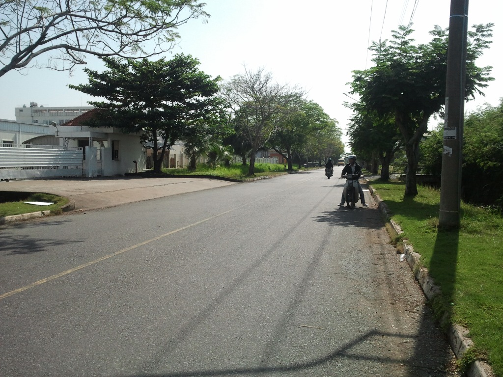 Đoạn đường trước C&ocirc;ng ty FAPV (b&igrave;a tr&aacute;i) tr&ecirc;n đường 14 trong KCX T&acirc;n Thuận, quận 7 &ndash; TP HCM, nơi anh Th&acirc;n bị cướp xe.