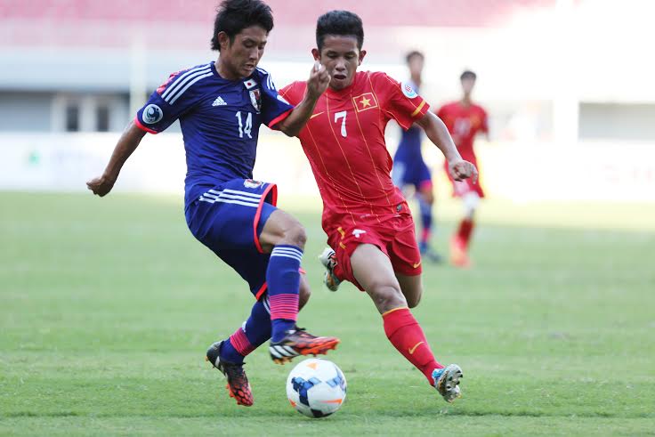 Hồng Duy (7) tranh b&oacute;ng với cầu thủ U19 Nhật Bản