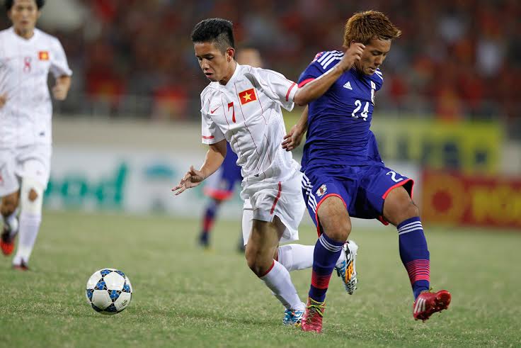 Hồng Duy trong một pha tranh b&oacute;ng với U19 Nhật Bản