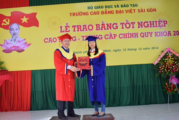 TS H&agrave; Hữu Ph&uacute;c- Vụ trưởng, Gi&aacute;m đốc Cơ quan đại diện Bộ GD-ĐT tại TPHCM trao bằng tốt nghiệp cho sinh vi&ecirc;n Trường CĐ Đại Việt S&agrave;i G&ograve;n