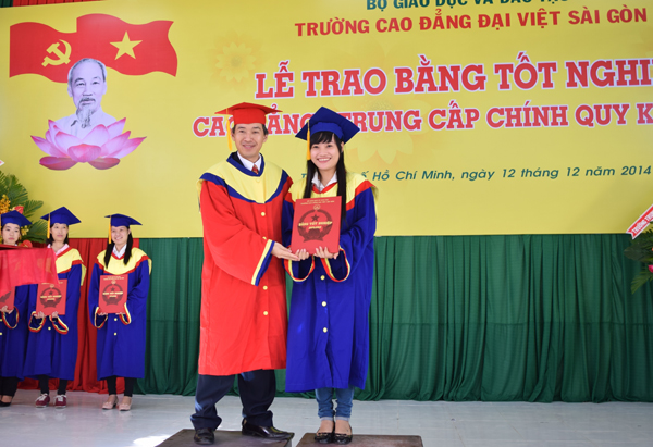 Thạc sĩ L&ecirc; L&acirc;m, Hiệu trưởng nh&agrave; trường trao bằng cho sinh vi&ecirc;n