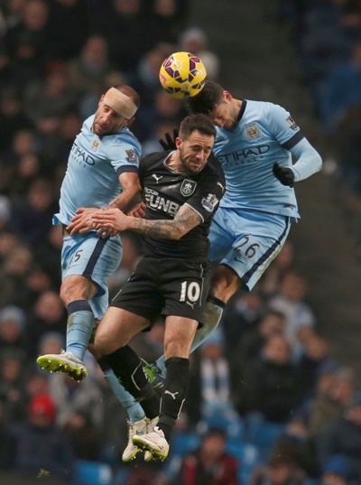 H&agrave;ng thủ Man City biếu kh&ocirc;ng cho Burnley hai b&agrave;n thắng