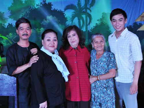 Trung Tính, NSND Ngọc Giàu, NSƯT Diệu Hiền, Hồng Sáp và Huỳnh Quý trong chương trình Những bài ca cổ vang danh