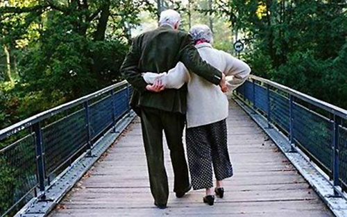 Liệu tôi và anh có nắm tay nhau đi đến cuối cuộc đời như đôi vợ chồng già này?