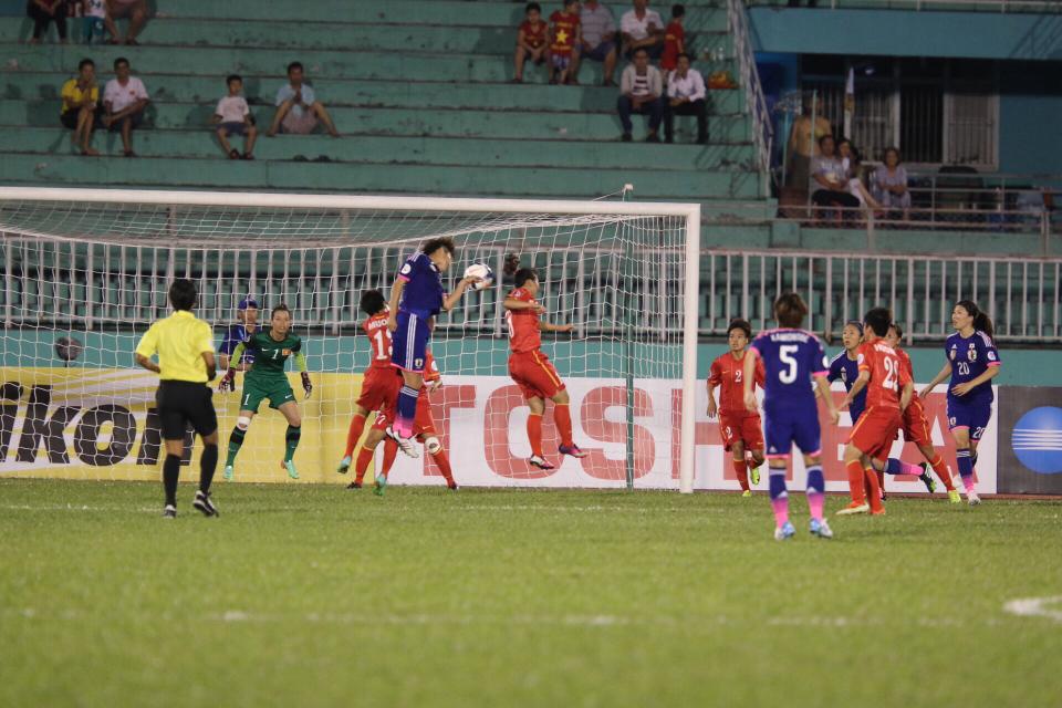 Một pha uy hiếp khung thành thủ môn Kiều Trinh của các cầu thủ Nhật Bản