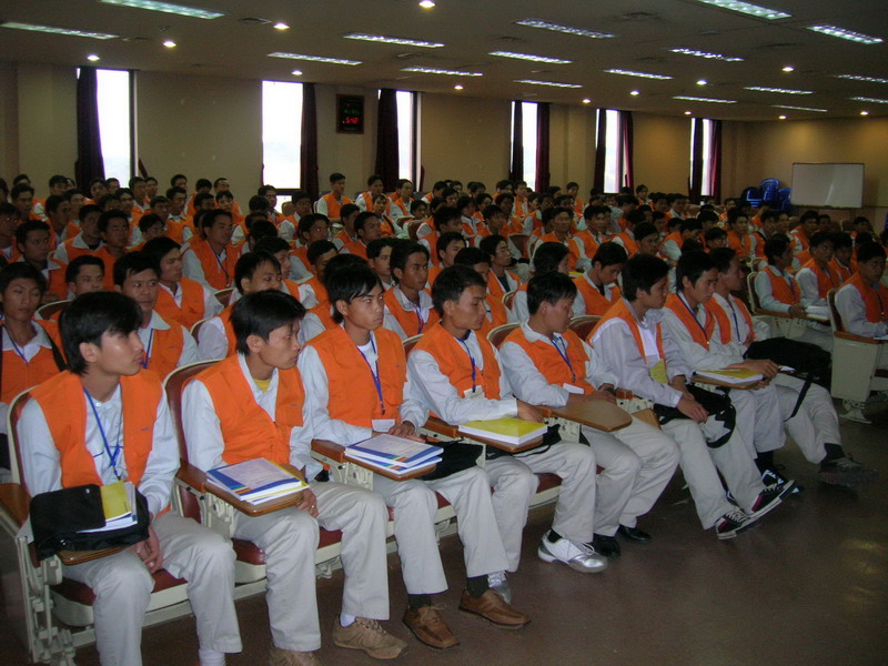 Người lao động tham gia một kỳ thi tiếng H&agrave;n