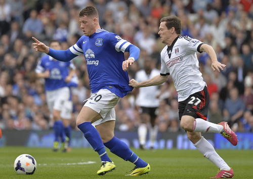 Everton (trái) tiến gần vị trí được dự cúp châu Âu mùa sau