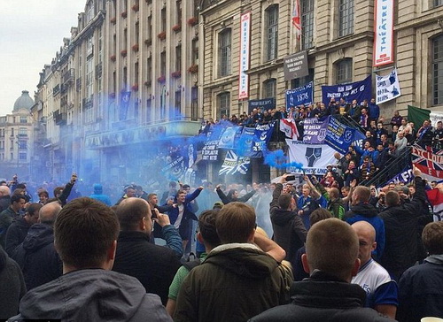 Cổ động viên Everton say sưa ca hát trước sự cố