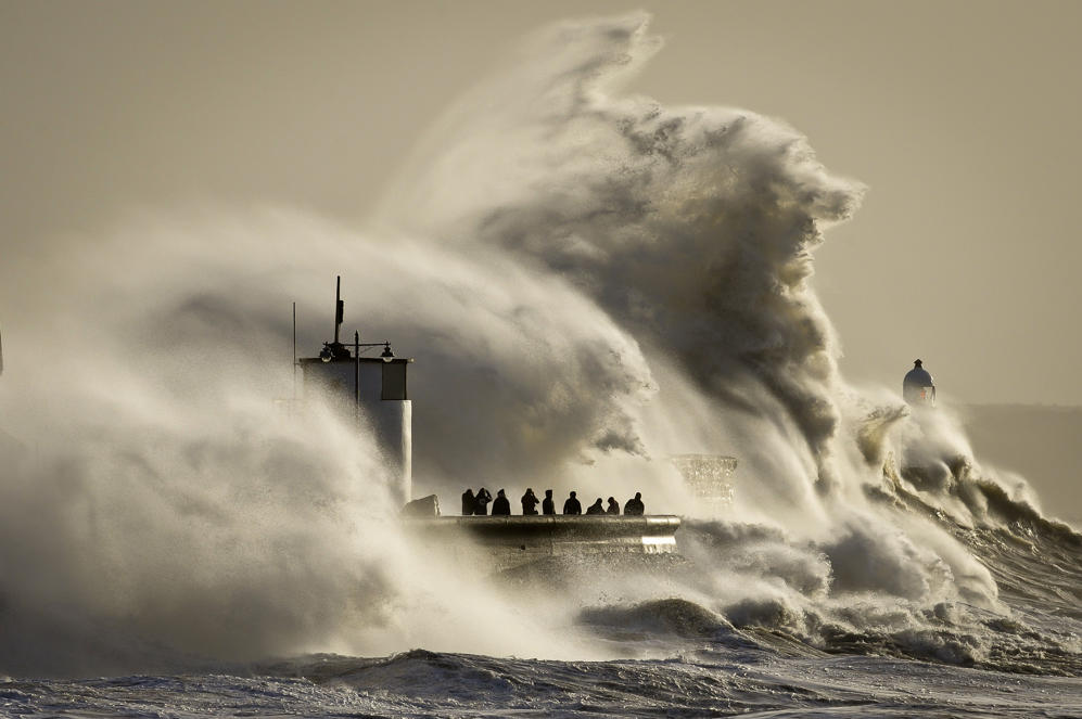 S&oacute;ng ập v&agrave;o cảng Porthcawl ở South Wales h&ocirc;m 6-1. Ảnh: Reuters