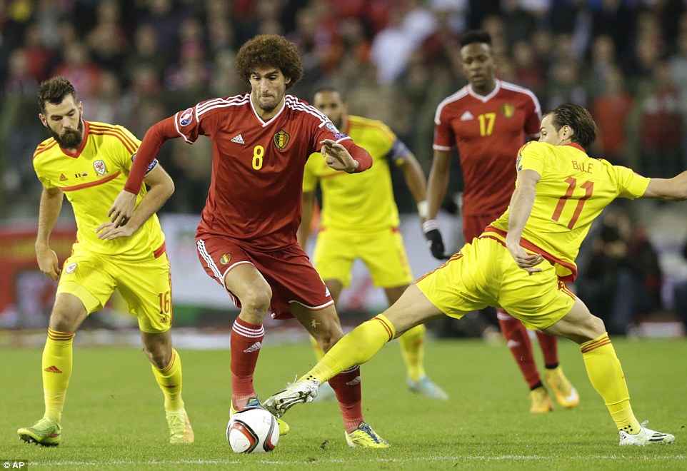 Fellaini trong một pha tranh b&oacute;ng với Bale