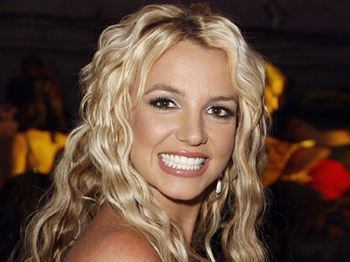 Britney Spears bị kiện vì làm gãy mũi vũ công