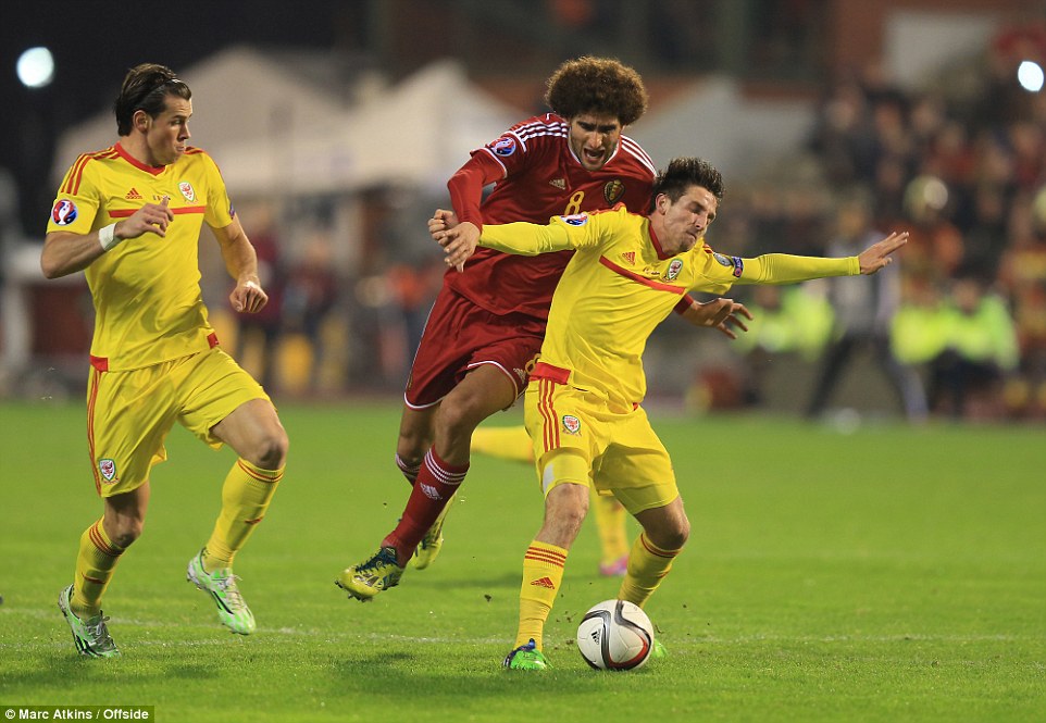 Fellaini tranh b&oacute;ng v&agrave; sau đ&oacute; giật chỏ v&agrave;o mặt Allen