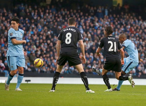 Fernandinho nh&acirc;n đ&ocirc;i c&aacute;ch biệt cho Man City trong hiệp một