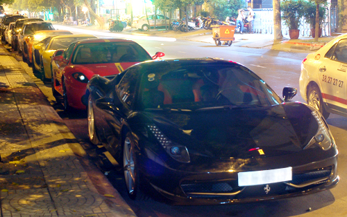 Ferrari 458 Italia, F430, bộ đôi Lamborghini Aventador LP700-4 một vàng một cam, cùng nhau xuất hiện trong ngày sinh nhật đại gia trẻ tuổi.