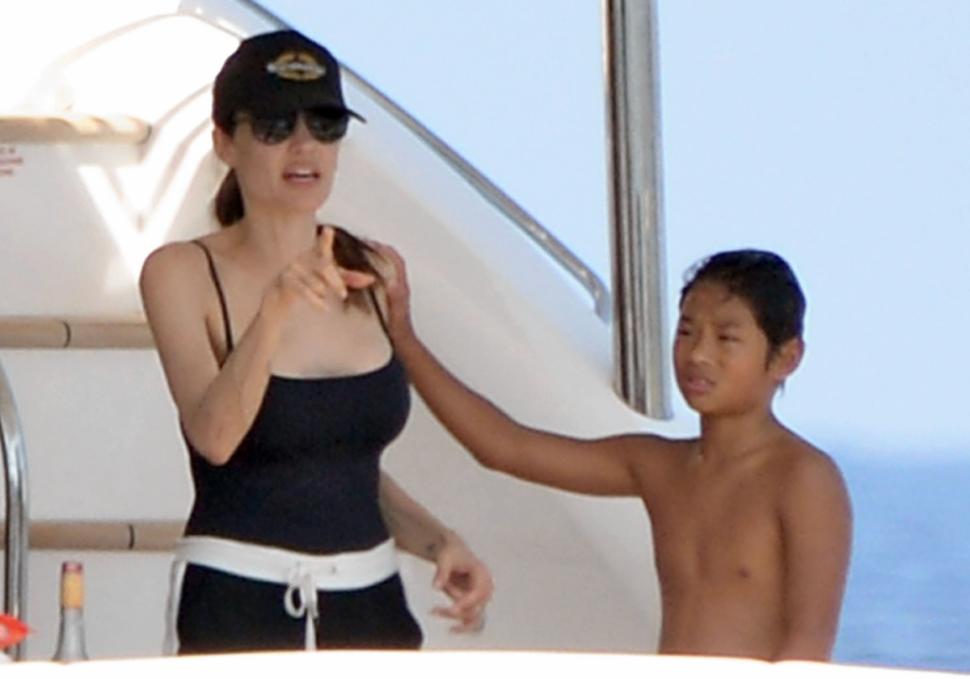 Sau ngày cưới, Angelina Jolie và Brad Pitt đưa các con đi du thuyền