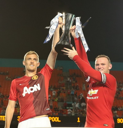 Tân thủ quân và đội phó nhận cúp vô địch Champions 2014