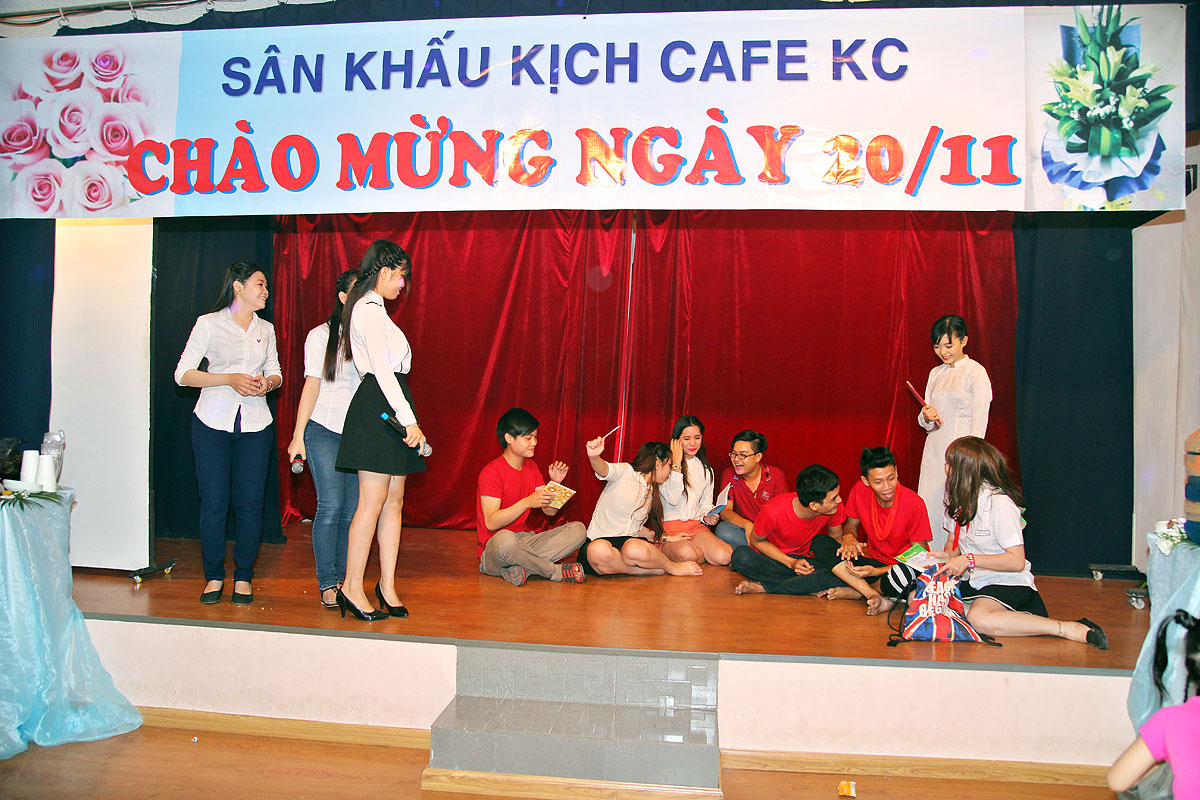 Tr&igrave;nh diễn c&aacute;c tiết mục d&agrave;nh tặng thầy c&ocirc;
