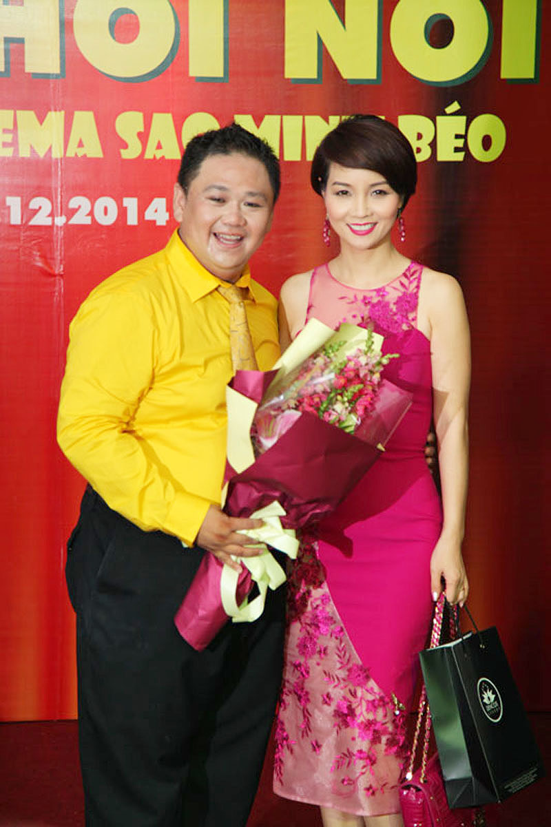 Minh B&eacute;o đang tham gia chương tr&igrave;nh Sao Việt to&agrave;n năng do c&ocirc;ng ty Mai Thu Huyền sản xuất n&ecirc;n chị cũng đến ch&uacute;c mừng anh