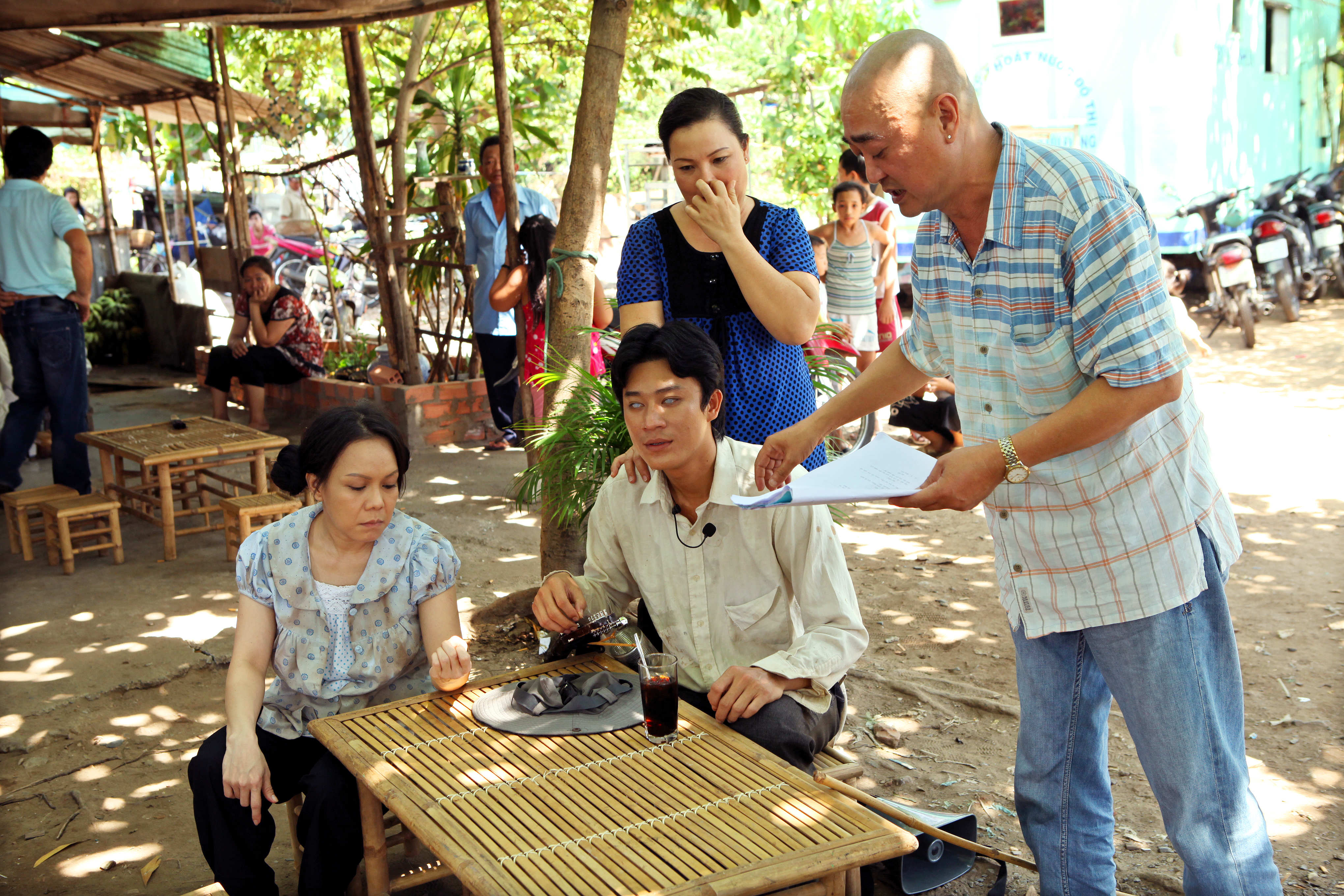 Vương Quang H&ugrave;ng chỉ đạo diễn xuất cho Việt Hương v&agrave; Đ&ocirc;ng Dương