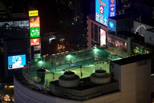 Được xây trên nóc trung tâm thương mại nổi tiếng ở Tokyo