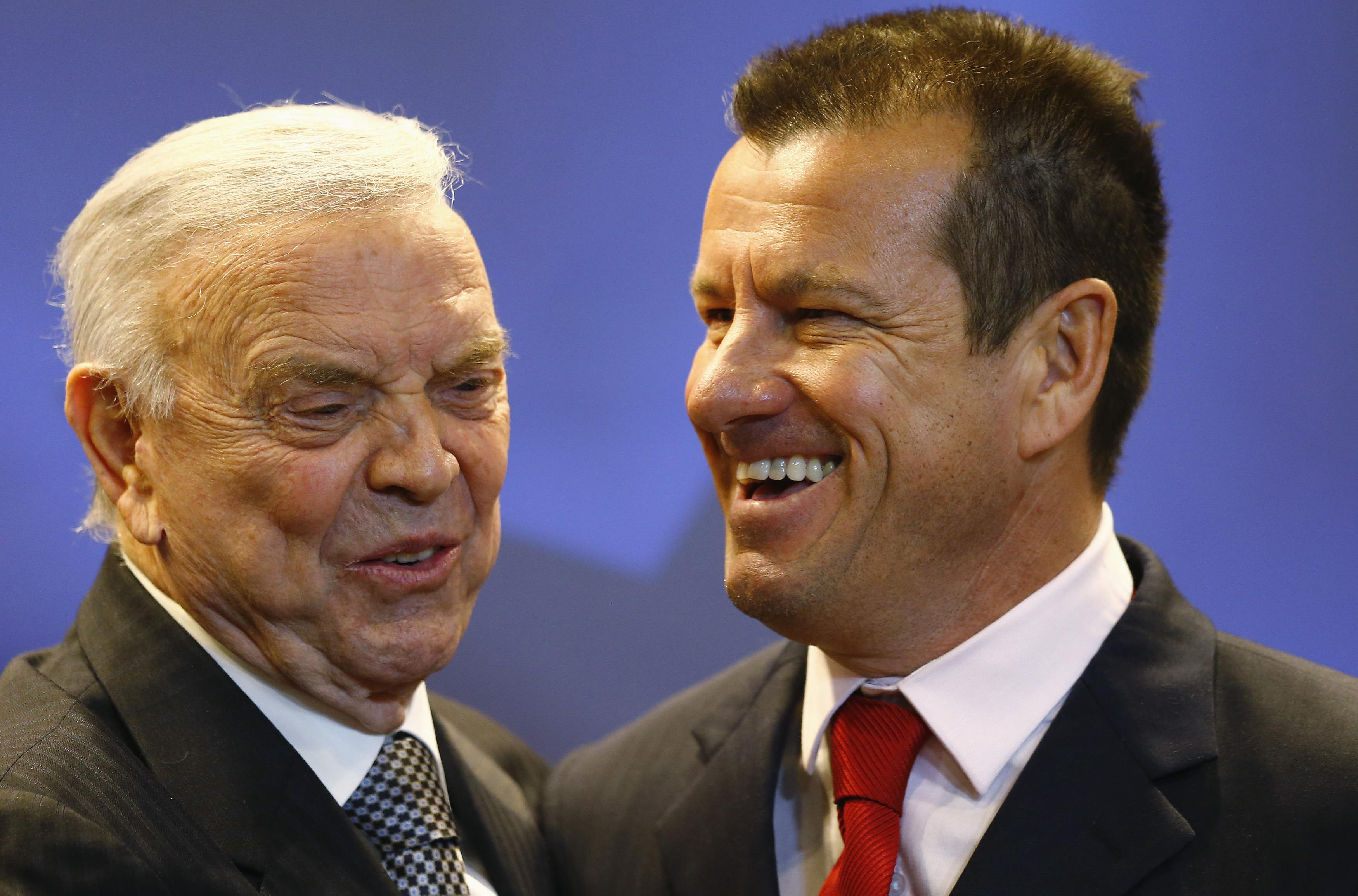 CHủ tịch LĐBĐ Brazil Jose Maria Marin (tr&aacute;i) v&agrave; HLV Dunga trong buổi ra mắt