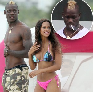 Balotelli giải sầu với người đẹp và khói thuốc