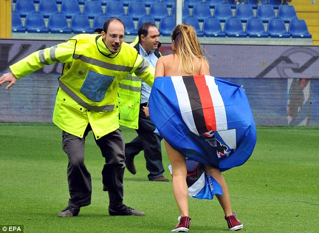 Đuổi bắt fan "cuồng" Napoli lột đồ chạy rông