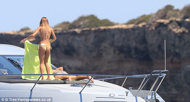 Goetze v&agrave;  người y&ecirc;u ở đảo Ibiza
