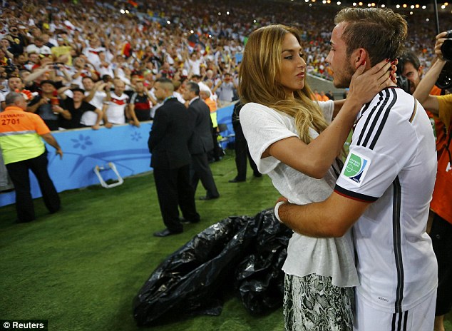 Goetze v&agrave; bạn g&aacute;i h&ocirc;n nhau sau trận chung kết