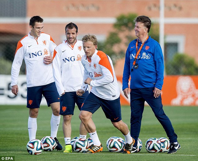 HLV Van Gaal hiện đang c&ugrave;ng tuyển H&agrave; Lan chuẩn bị cho VCK World Cup 2014