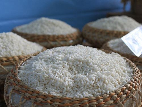 Một số doanh nghiệp thưởng cho nh&acirc;n vi&ecirc;n v&agrave;i c&acirc;n gạo. Ảnh: DĐDN