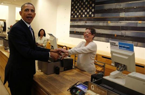 &Ocirc;ng Obama khiến người thu ng&acirc;n cười ngất khi thanh to&aacute;n. Ảnh: Reuters